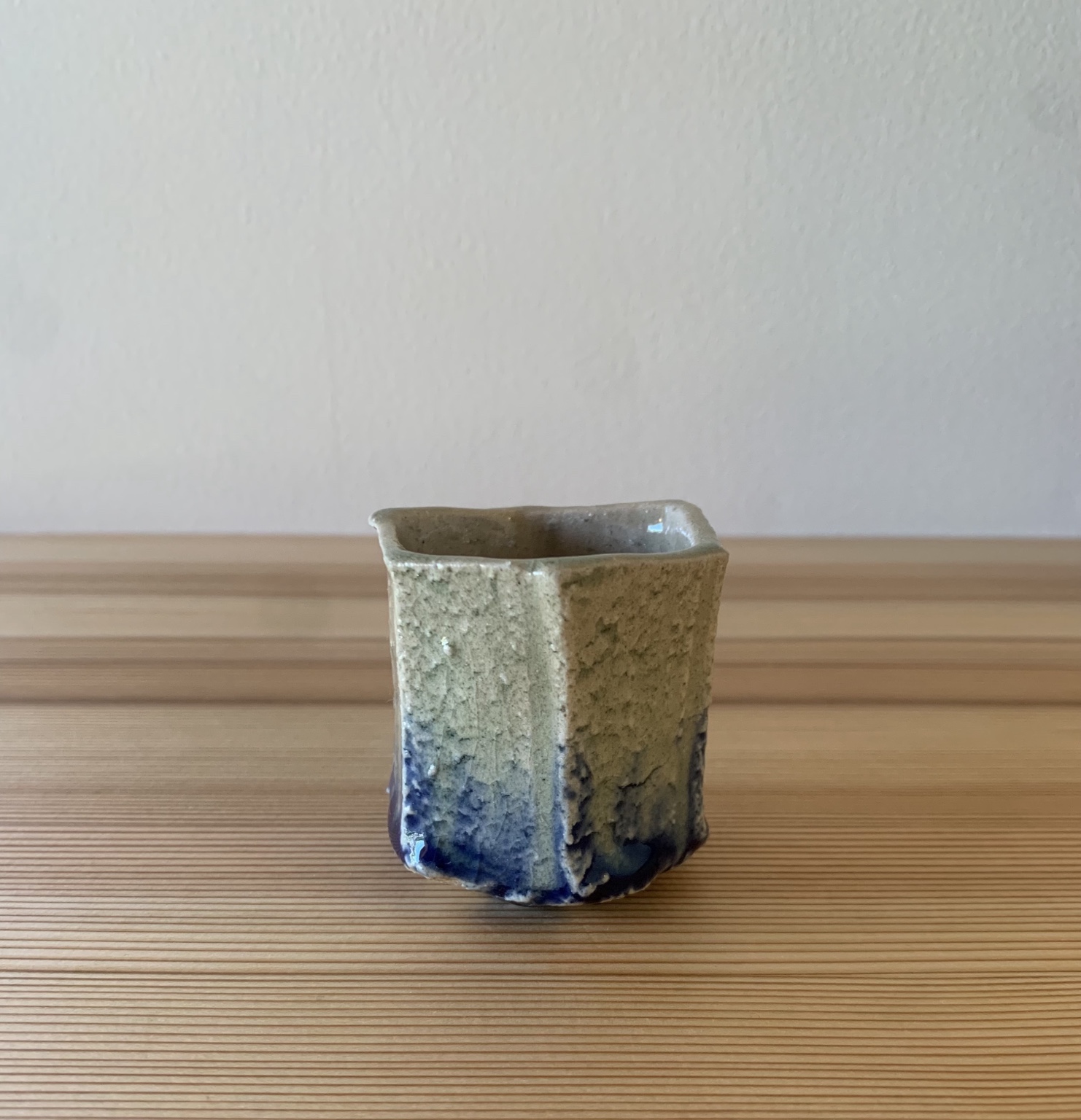 白から藍色へと変化する釉薬をまとった角形のうつわ