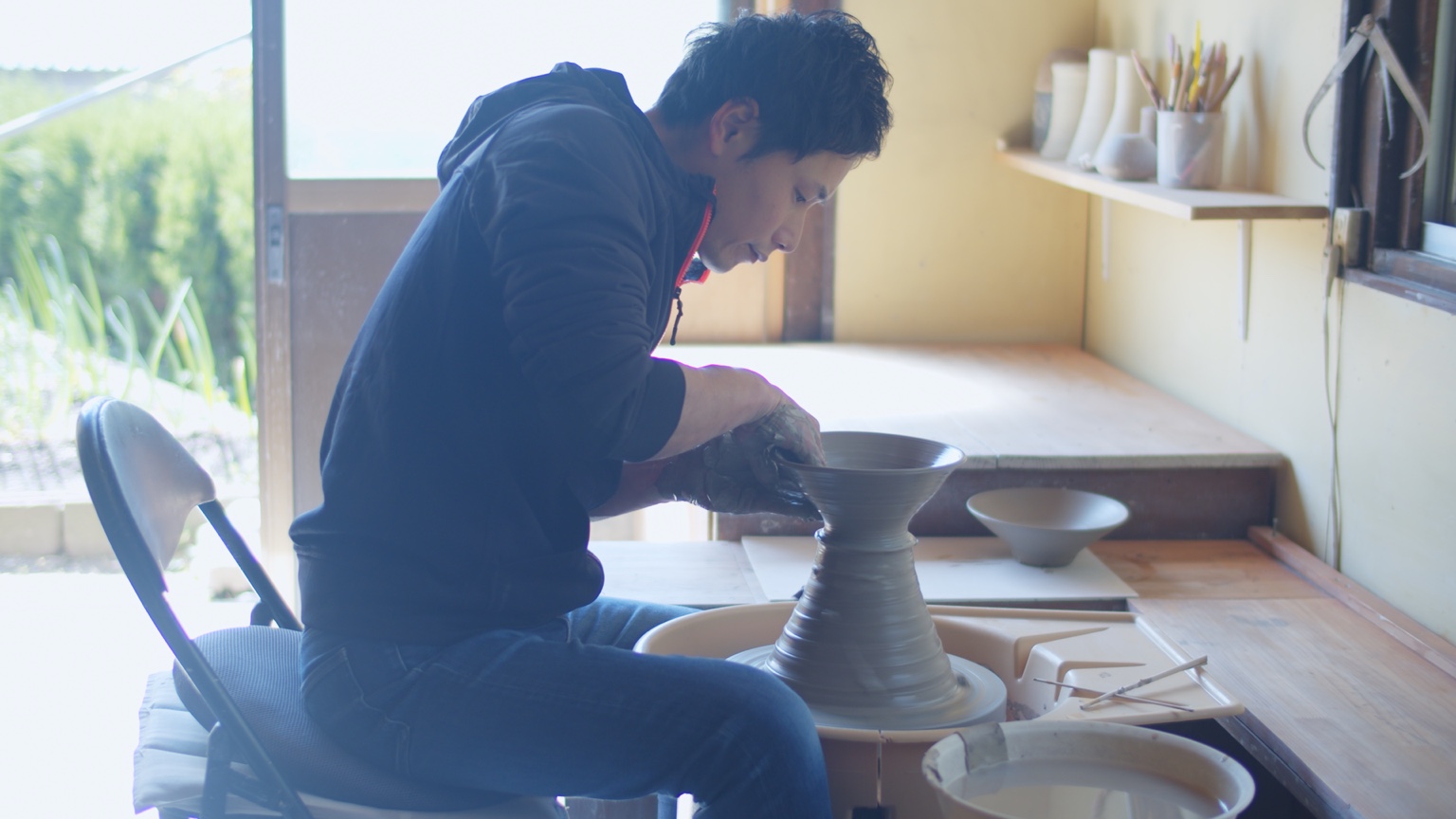 工房でろくろを回し、土の形を整える加藤裕の手元と制作風景